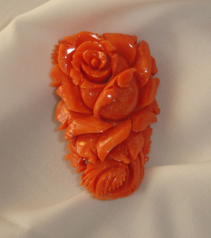Incisione di una rosa in corallo cerasuolo arancione 